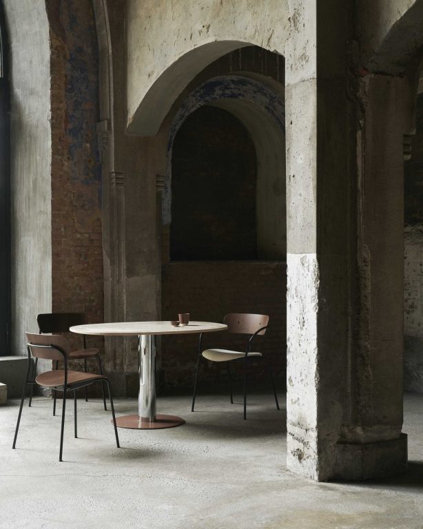 &tradition Pavilion AV4 stoel zwart eiken, cognac Silk Leather