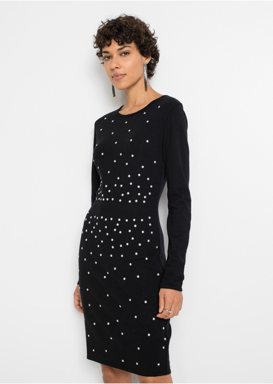 Robe en maille avec éléments perles décoratifs
