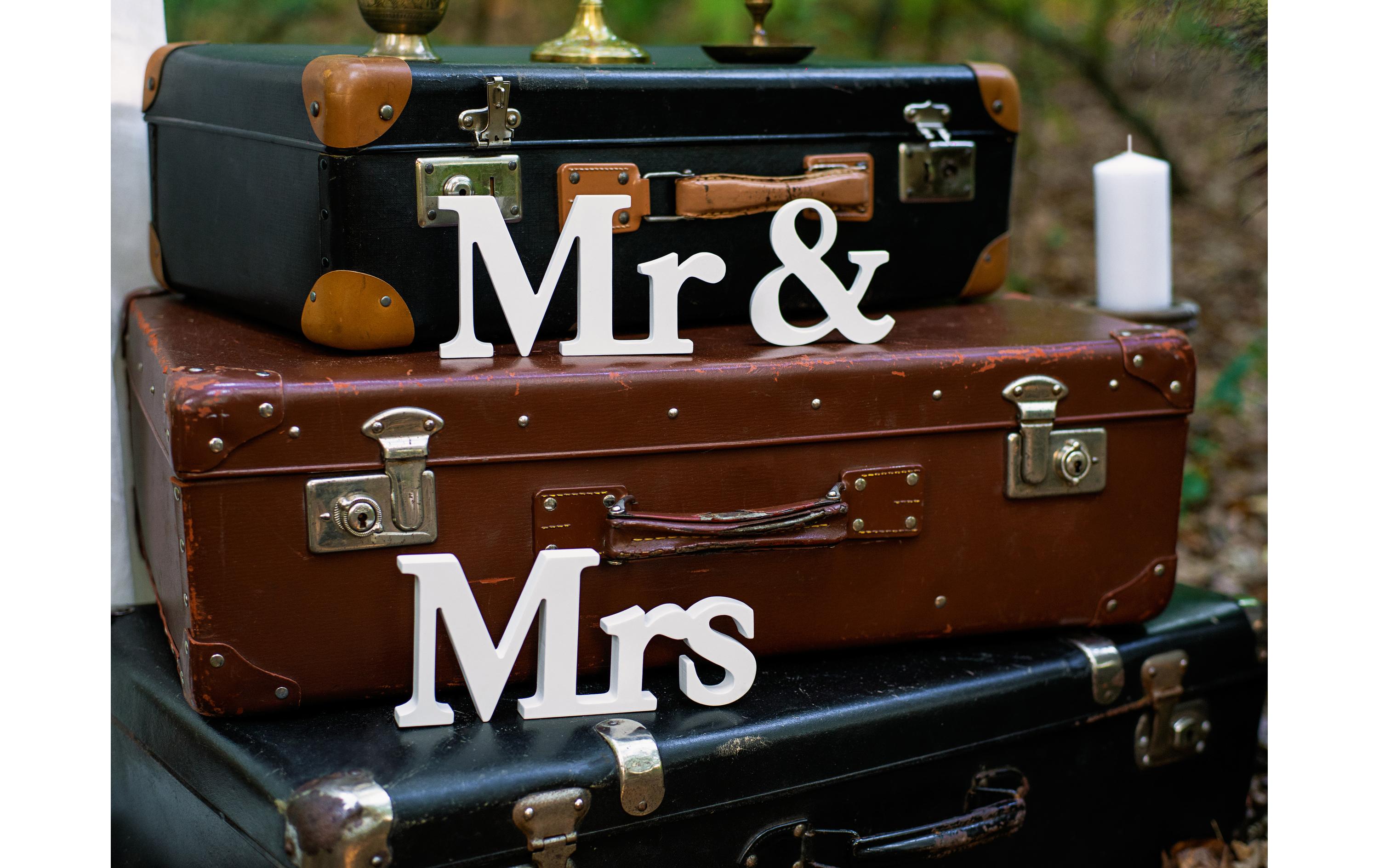 Hochzeitsaccessoire Holzschrift Mr & Mrs 50 x 9.5 cm, WeissBuchstabendekoration aus Holz für die Hochzeit, oder den Polterabend