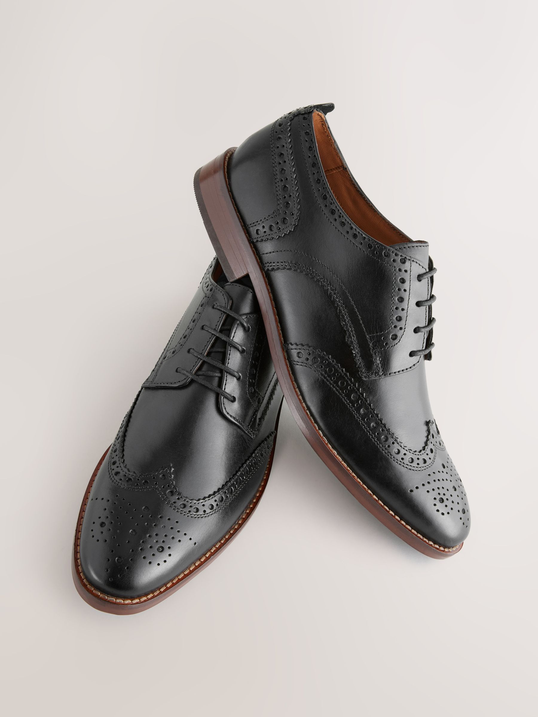 Zwart - Standaard pasvorm - Brogues van leer met contrasterende zool