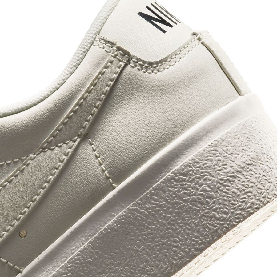 Nike Chaussures Blazer Low Platform - Blanc Cassé/Noir Femme