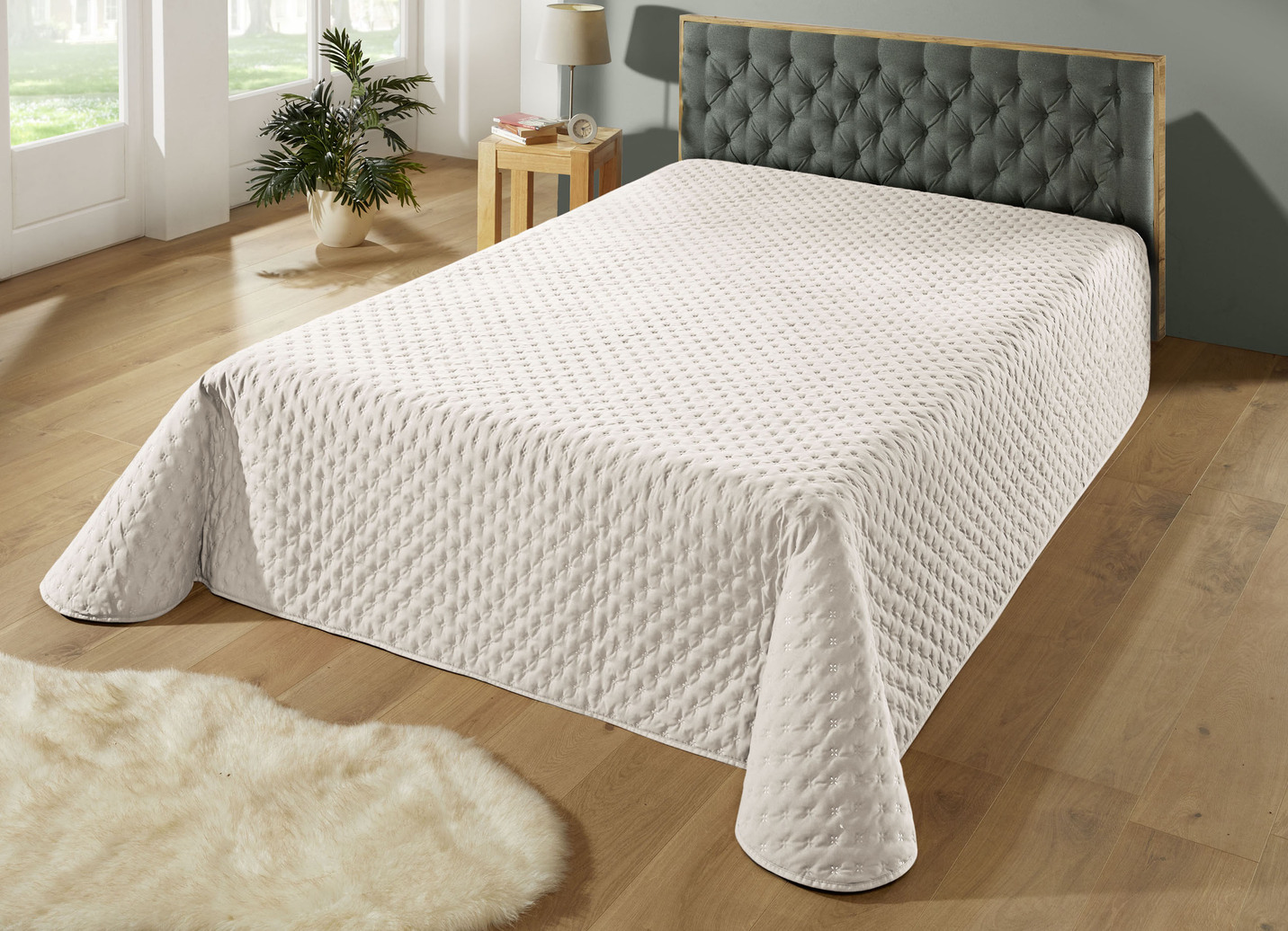 Stilsichere Tagesdecke mit Bandeinfassung