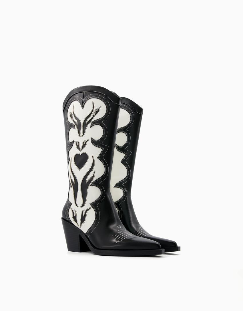 Botas de cowboy de salto alto com bordados contrastantes