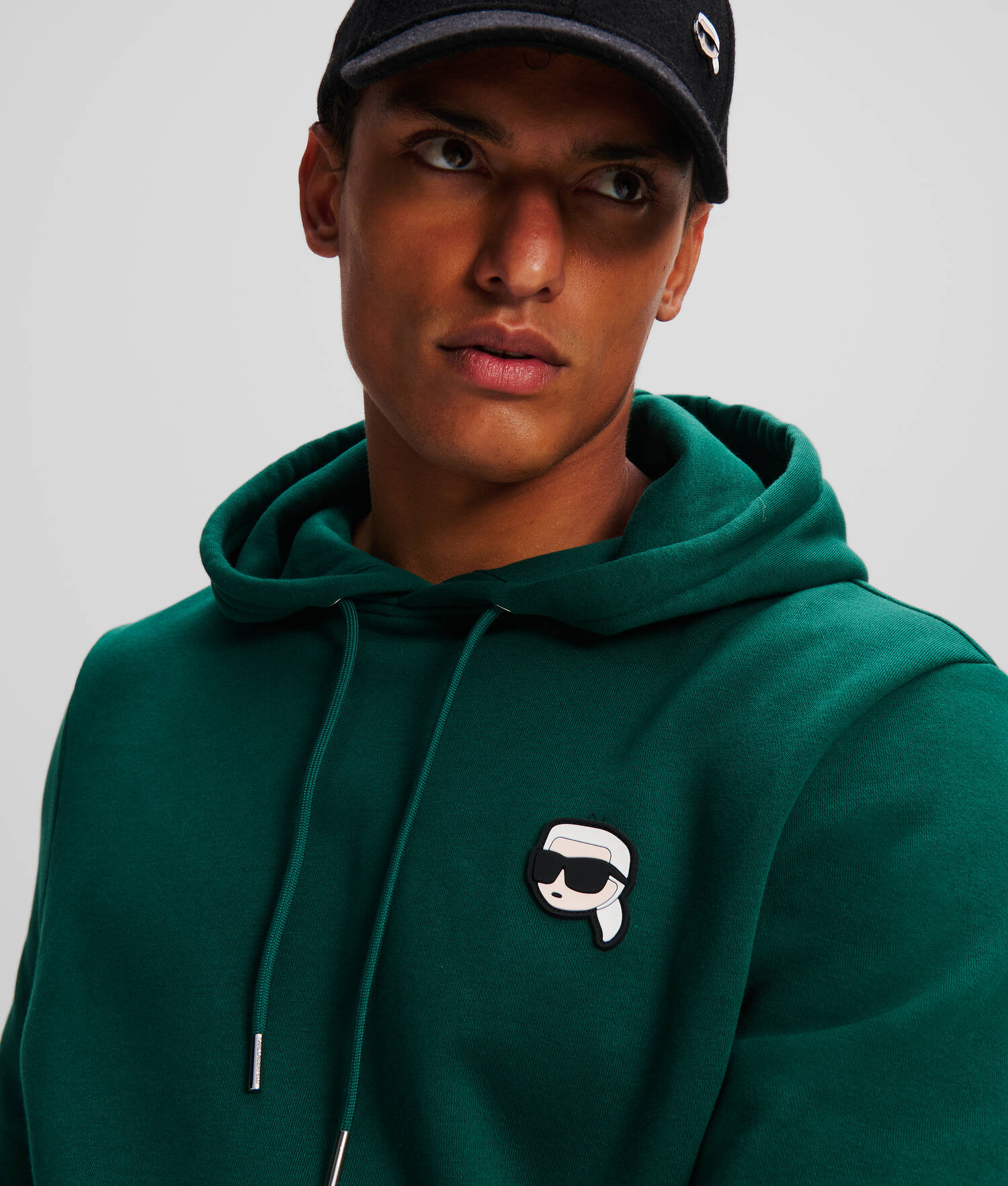 SWEAT À CAPUCHE AVEC ÉCUSSON K/IKONIK KARL