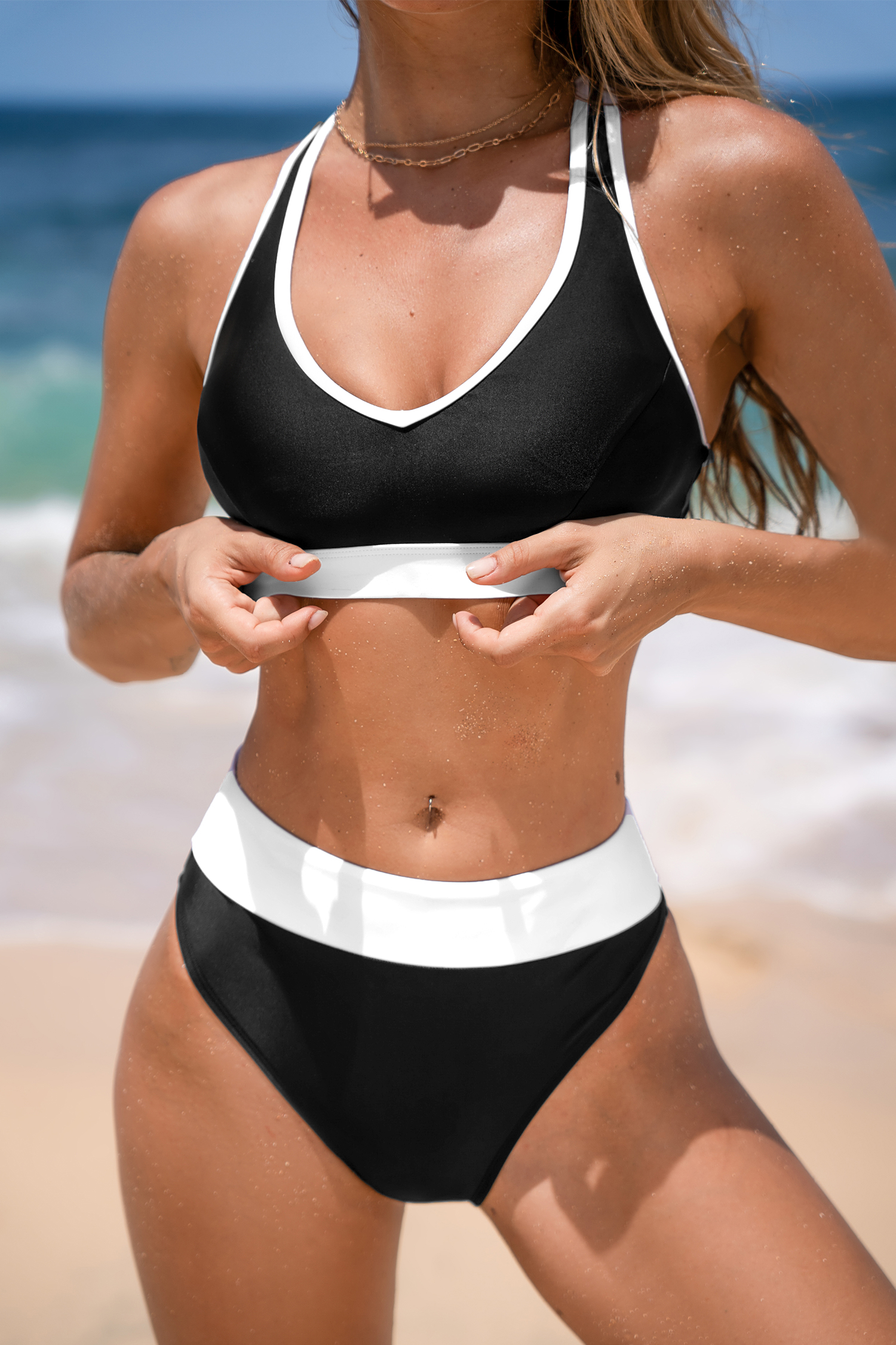 Bikini à col en V et bas taille haute noir et blanc