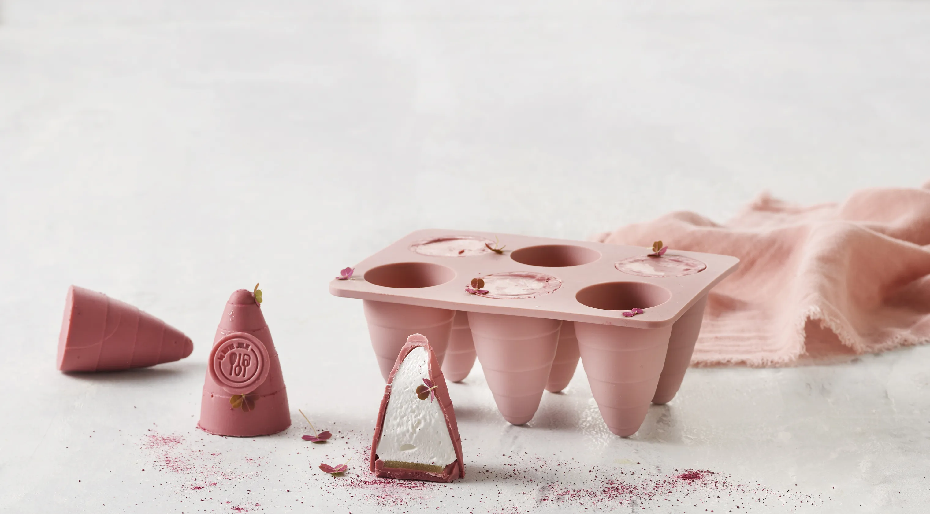 by Ditte Julie Flødebolleform - Buer