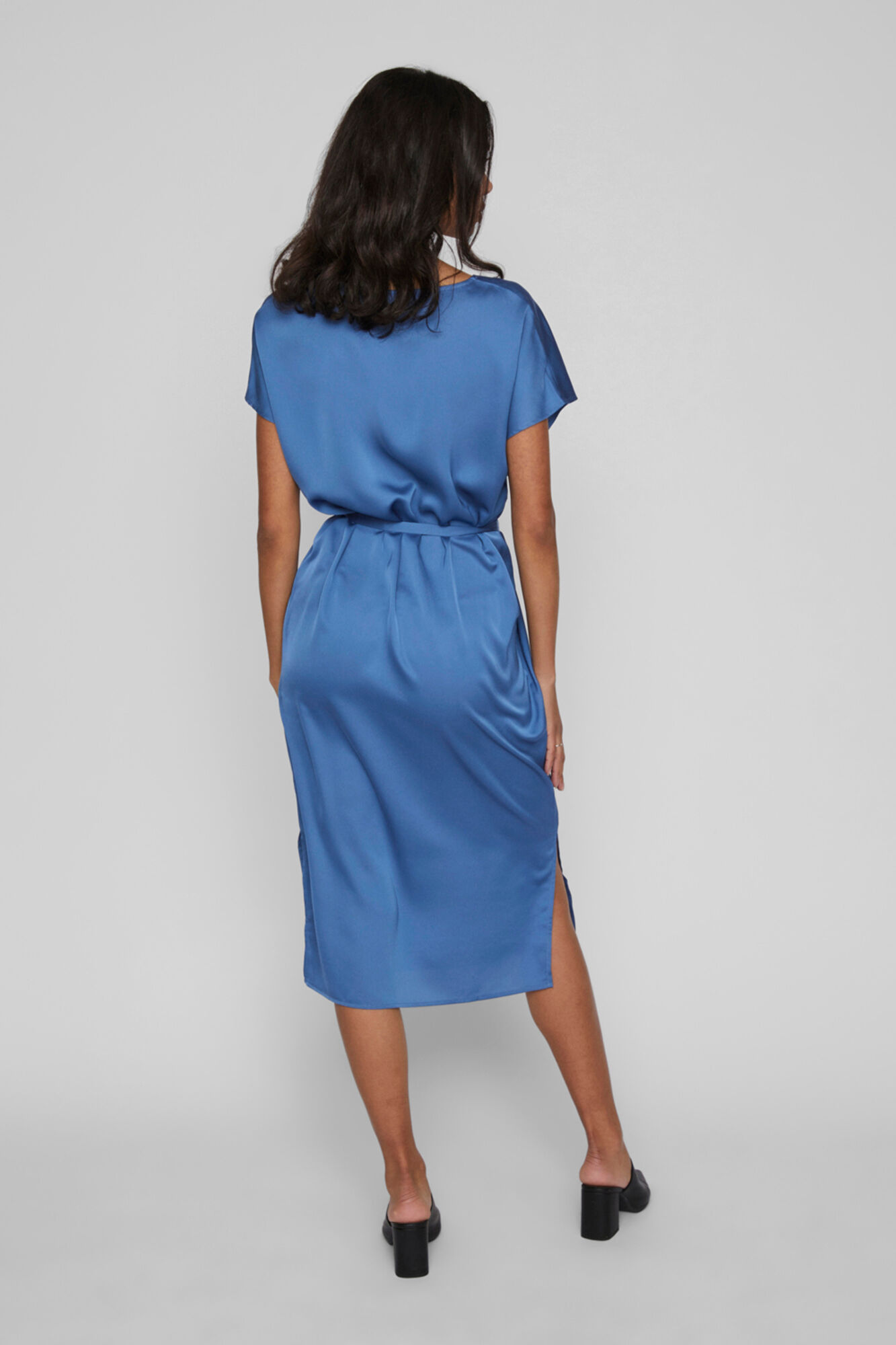 Vestido midi de cetim com mangas curtas - Azul