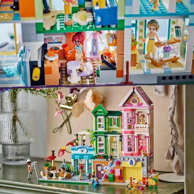 LEGO Friends 42670 Leiligheter og butikker i Heartlake City