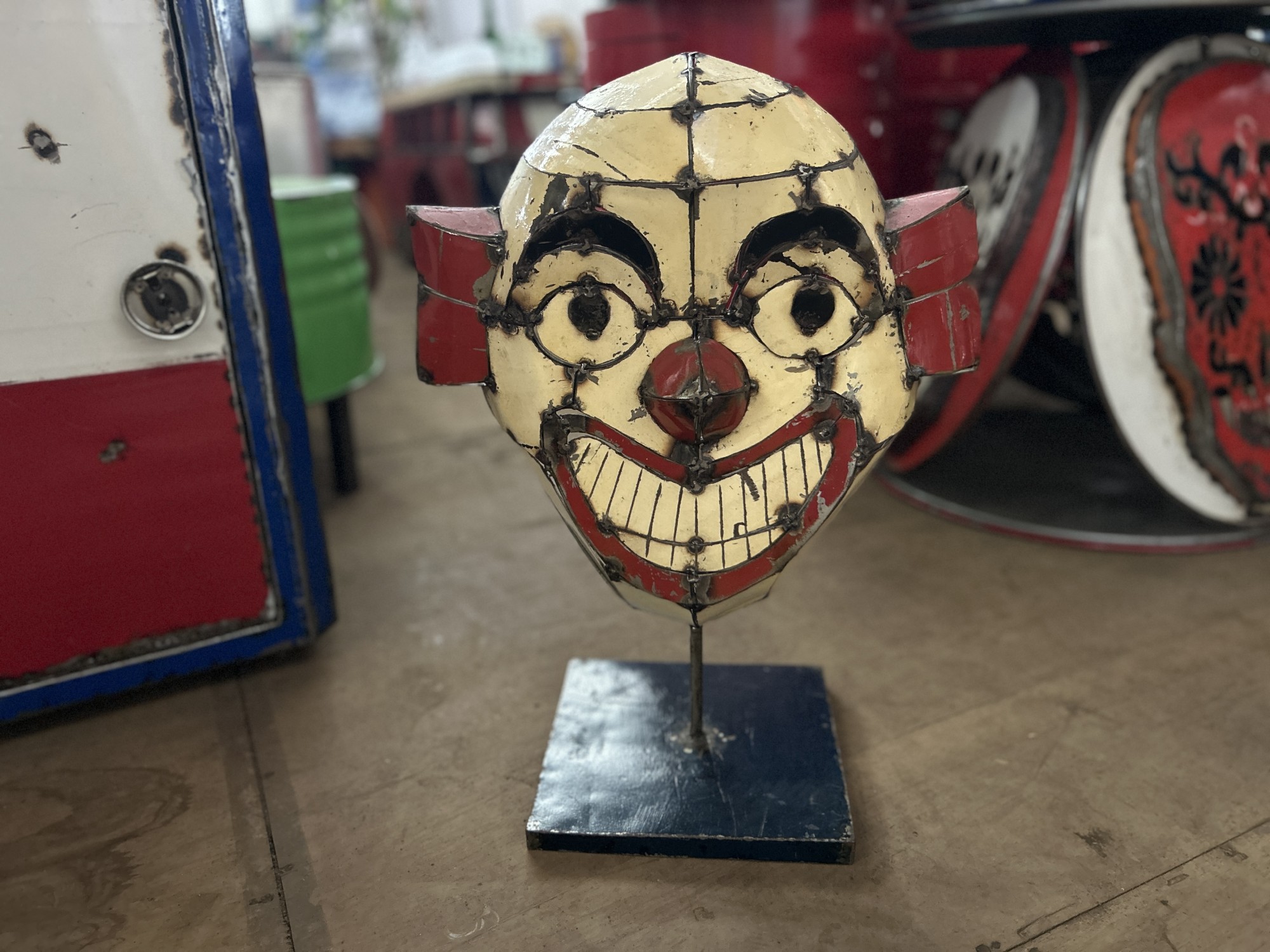 Maske 'Clown' aus Ölfässern, weiß, rot, H 55 cm, B 40 cm, T 23 cm von fischer's lagerhaus