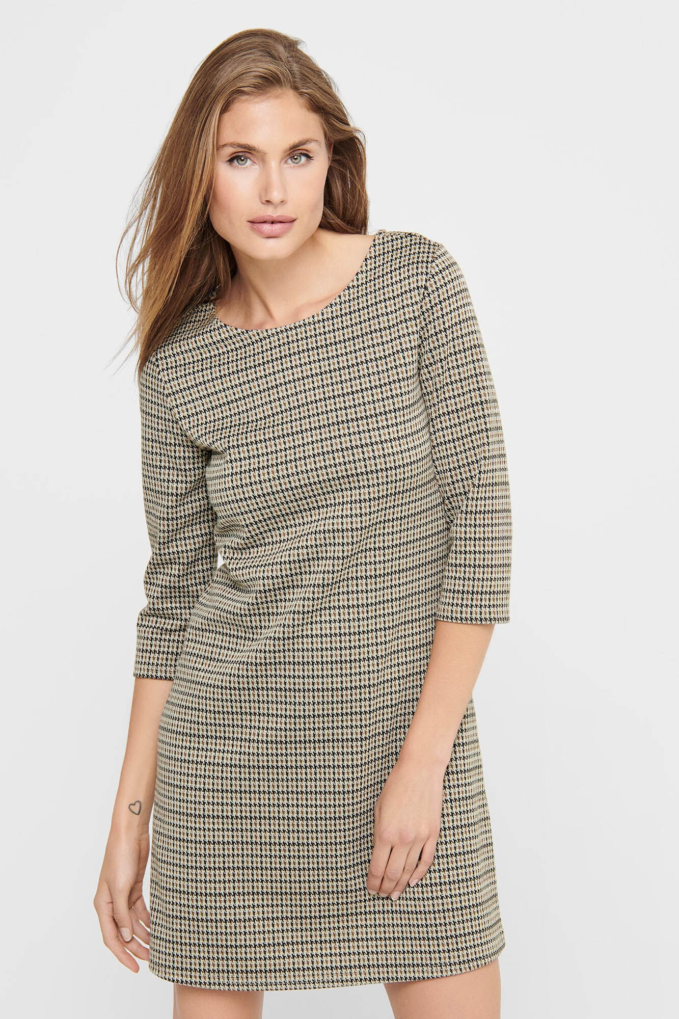 Vestido curto com mangas 3/4