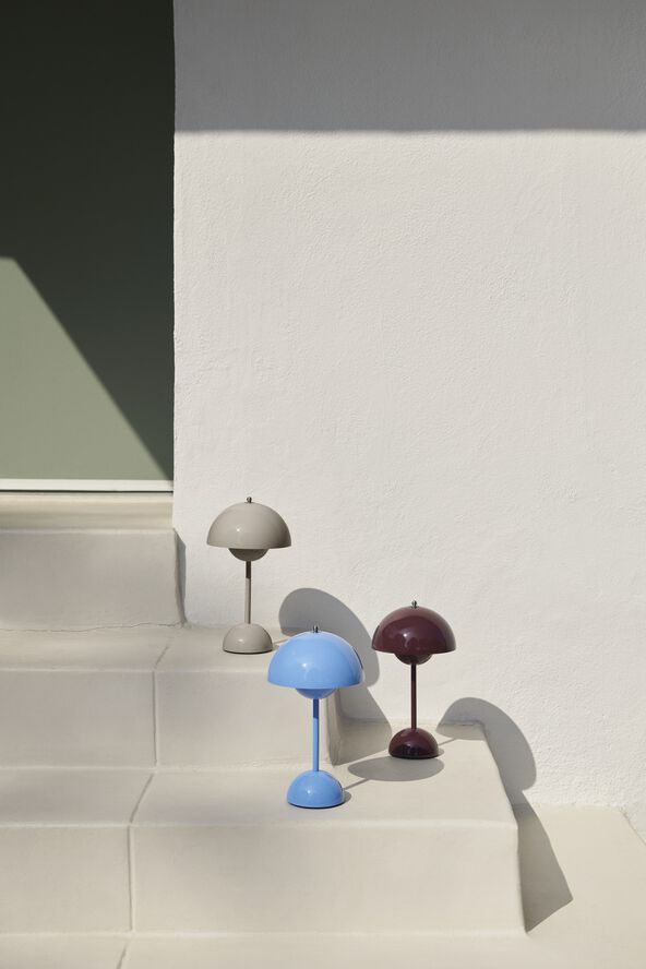 &Tradition Flowerpot Portable Lamp VP9, Magnetic Charger Swim blue