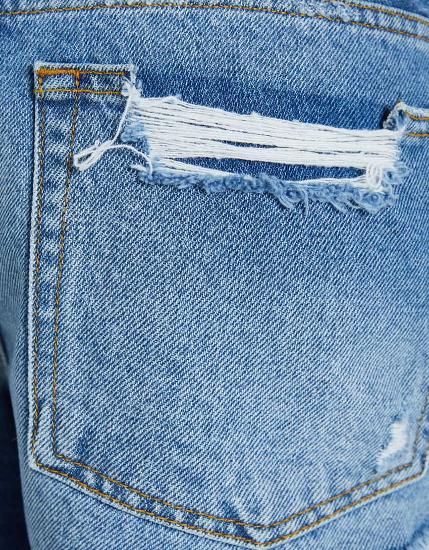 Shorts jeans vintage com rasgos