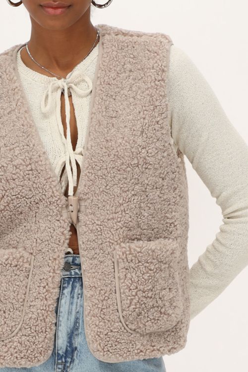 Beige teddy gilet met knoop