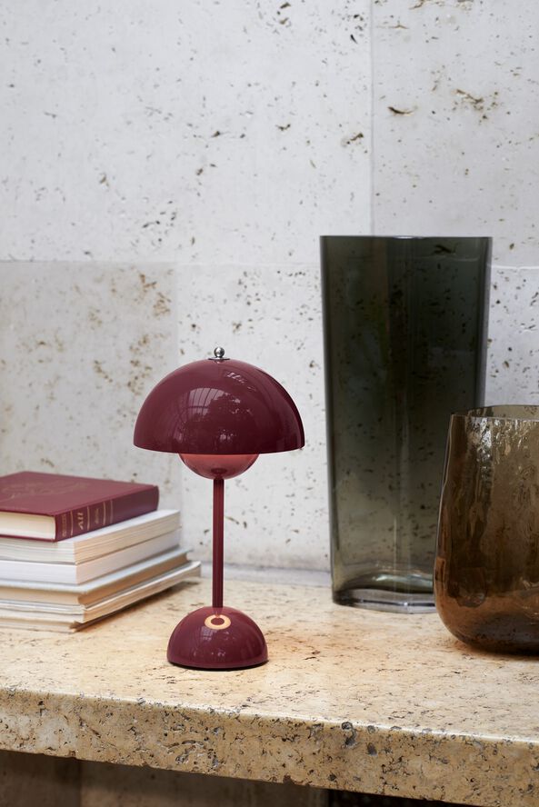 &Tradition Flowerpot Portable Lamp VP9, Magnetic Charger Dark plum