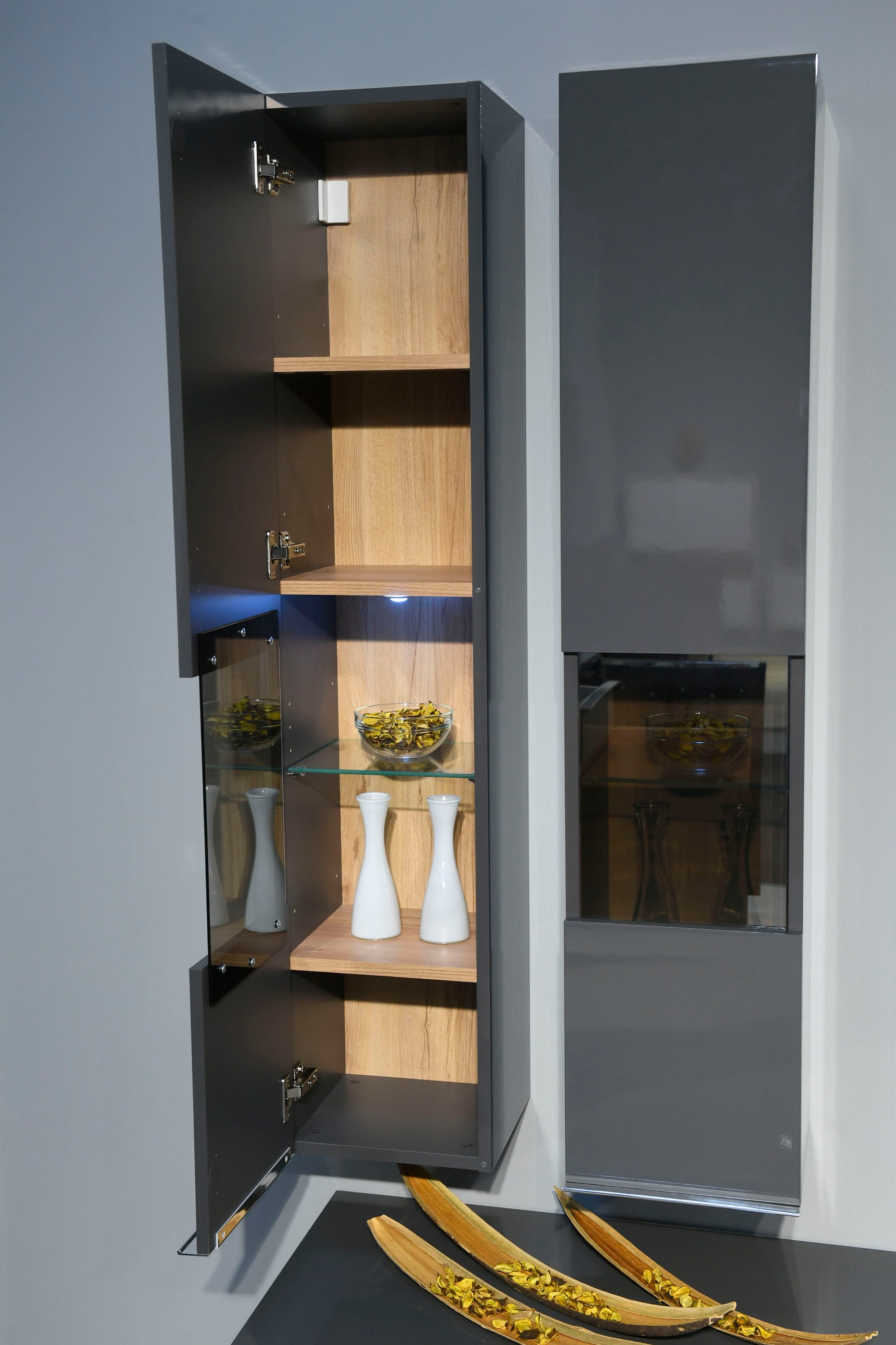 PLACES OF STYLE Glasvitrine »Onyx« hochwertig UV lackiert, mit Soft-Close-Funktion, Höhe 140cm