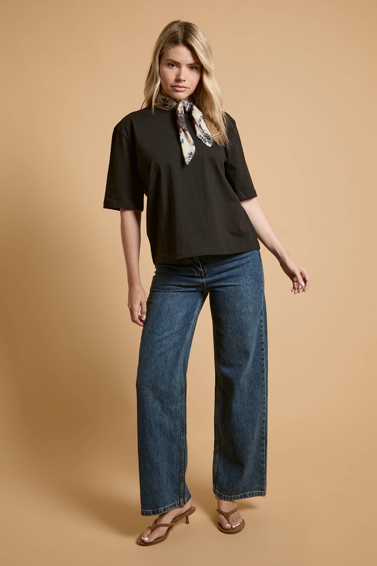 Oasis T-shirt Avec Foulard Imprimé Patchwork Au Col