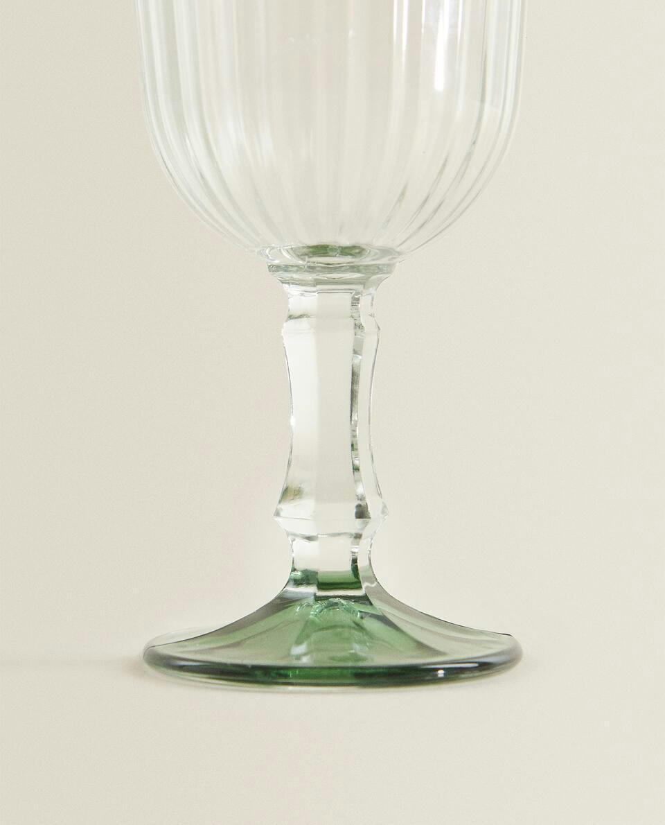 TAÇA DE VINHO COM DESIGN EM RELEVO