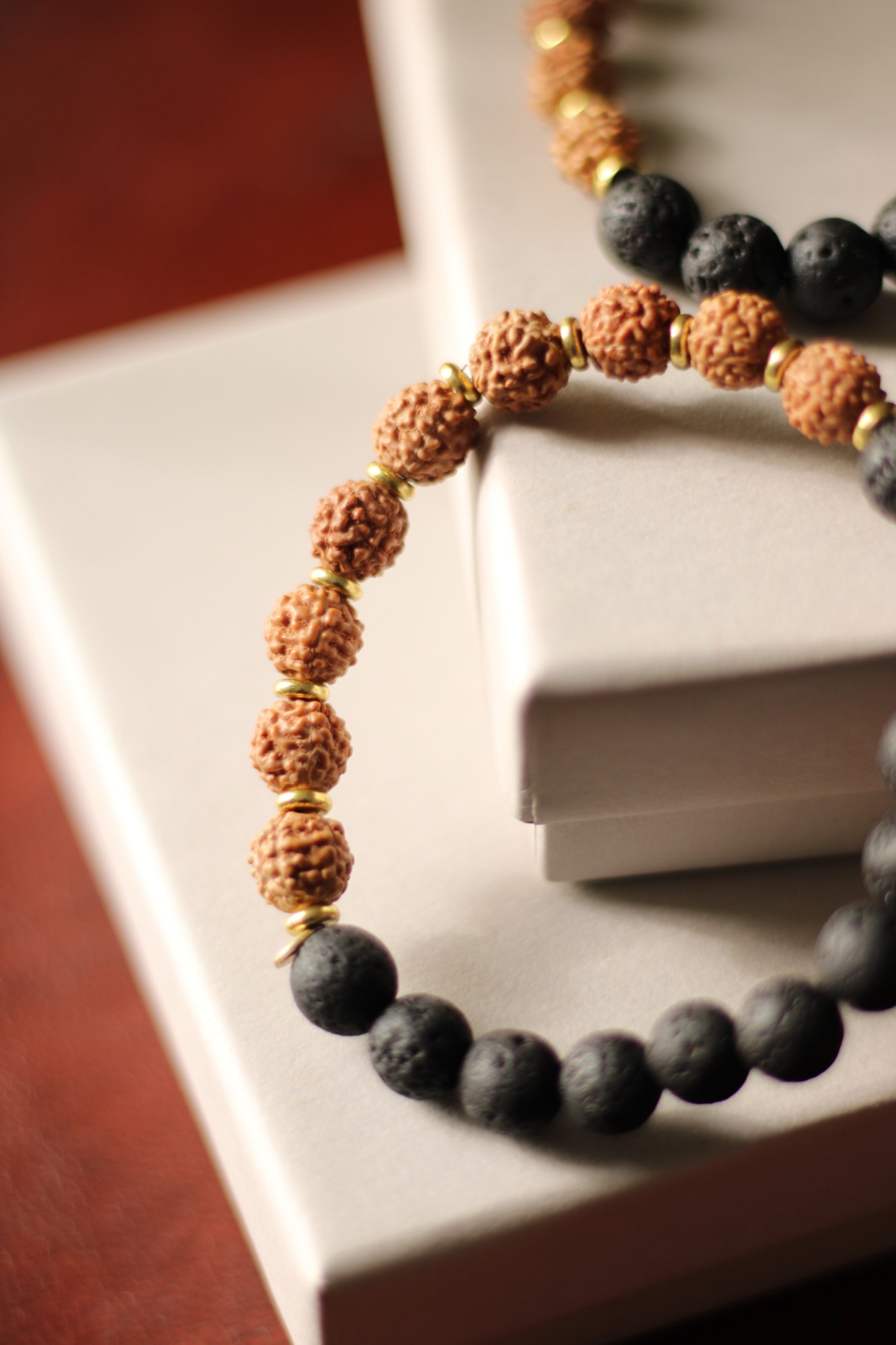 Armband 'Rudraksha & Lavastein', mit Messingelementen in Geschenkbox günstig bestellen