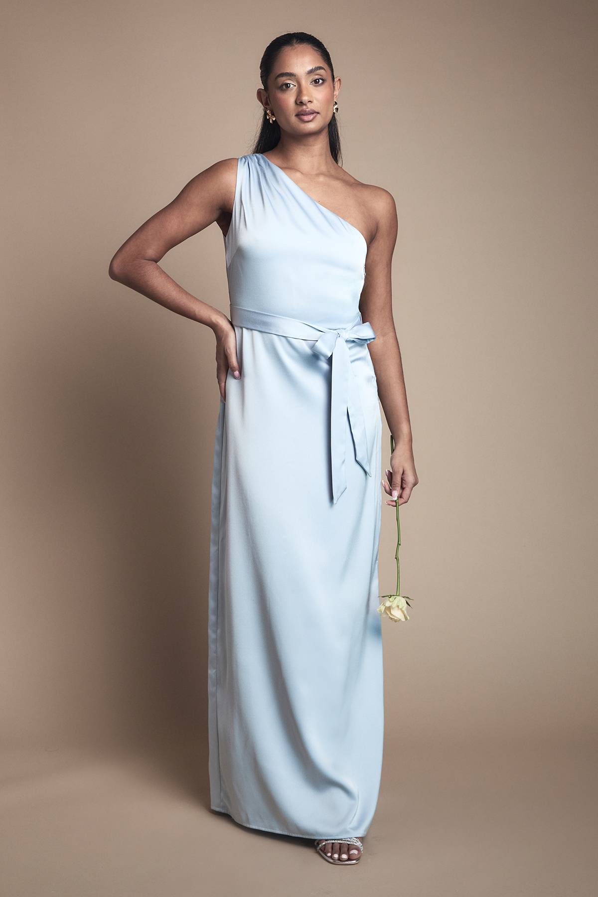 Oasis Robe Longue de Demoiselle d'Honneur en Satin à Une Épaule