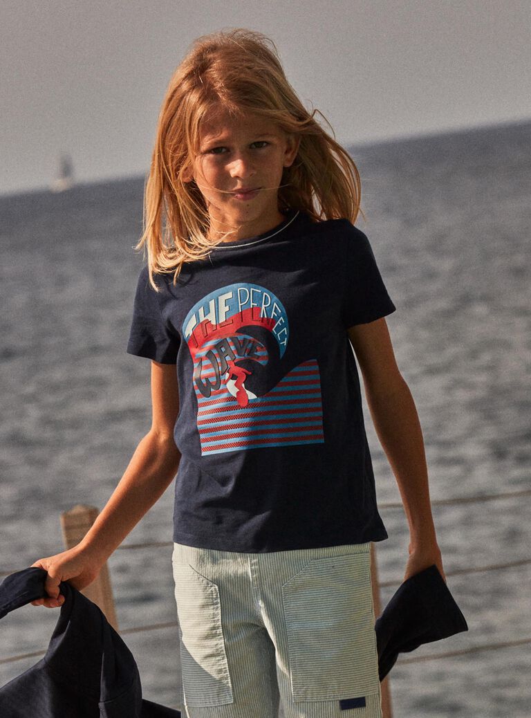 T-shirt bleu marine avec vague et surfeur