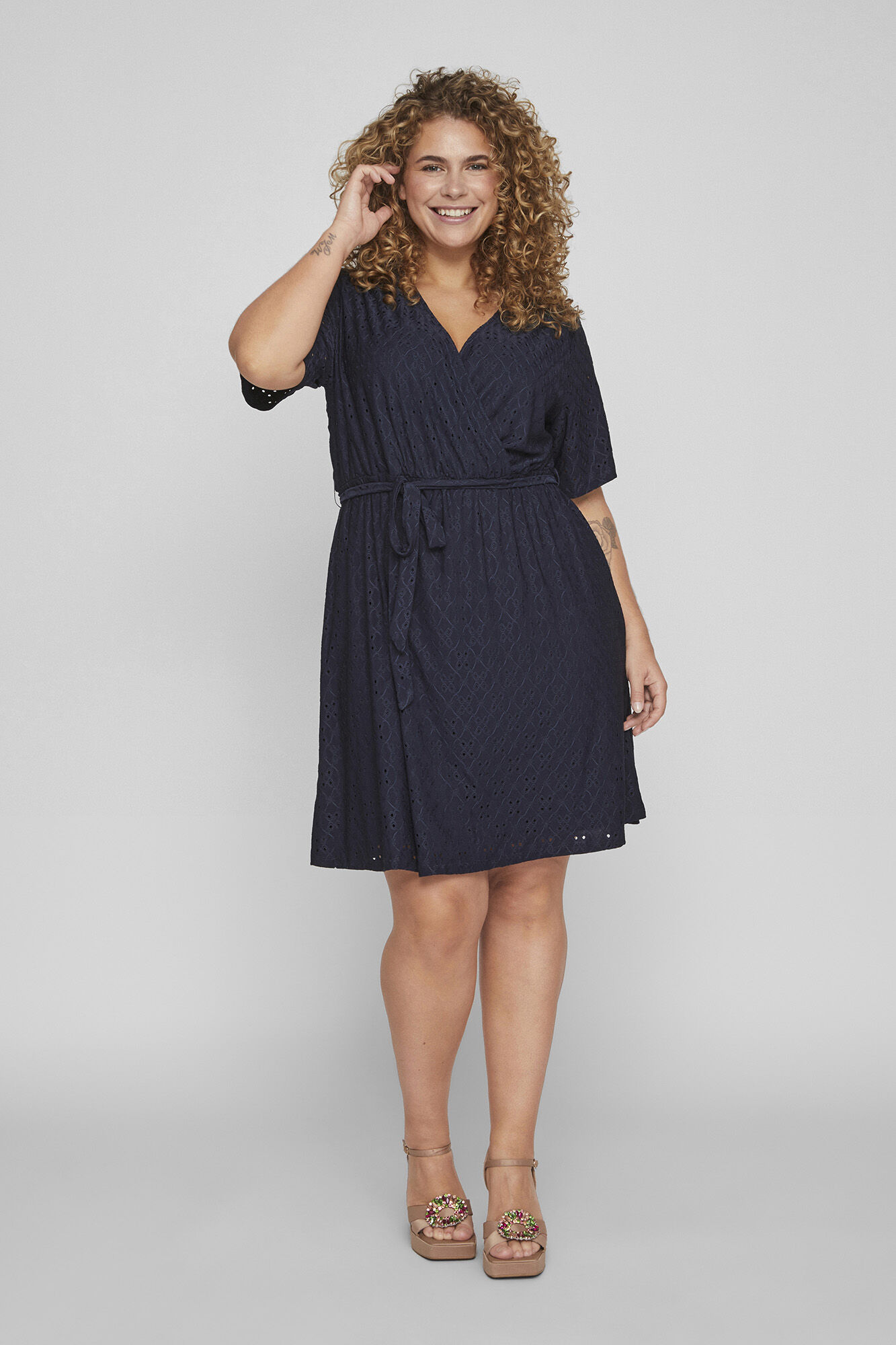 Vestido curto com recortes e mangas curtas da Evoked - Azul Marinho