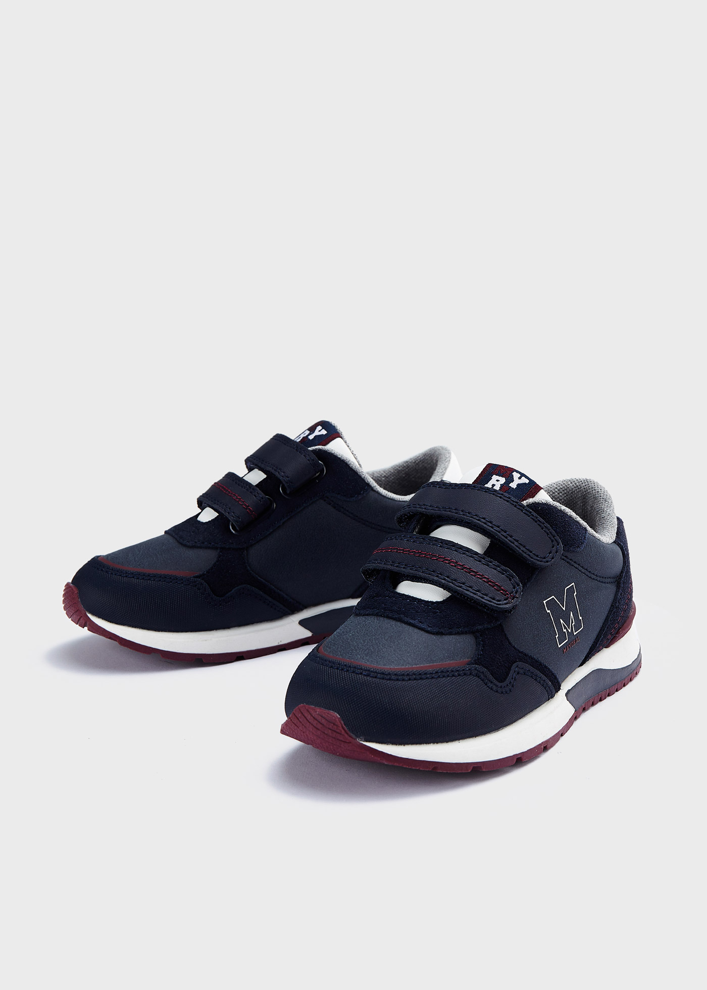 Tênis infantil de couro com fecho de velcro