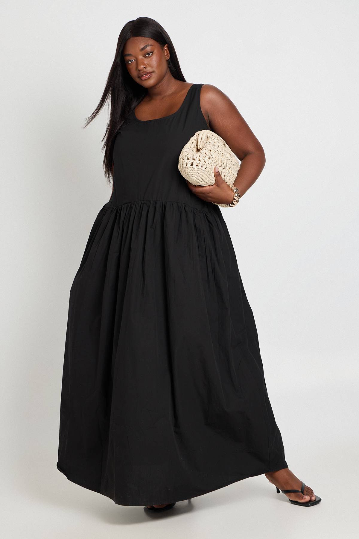 boohoo Robe Maxi Plissée En Popeline De Coton Grande Taille