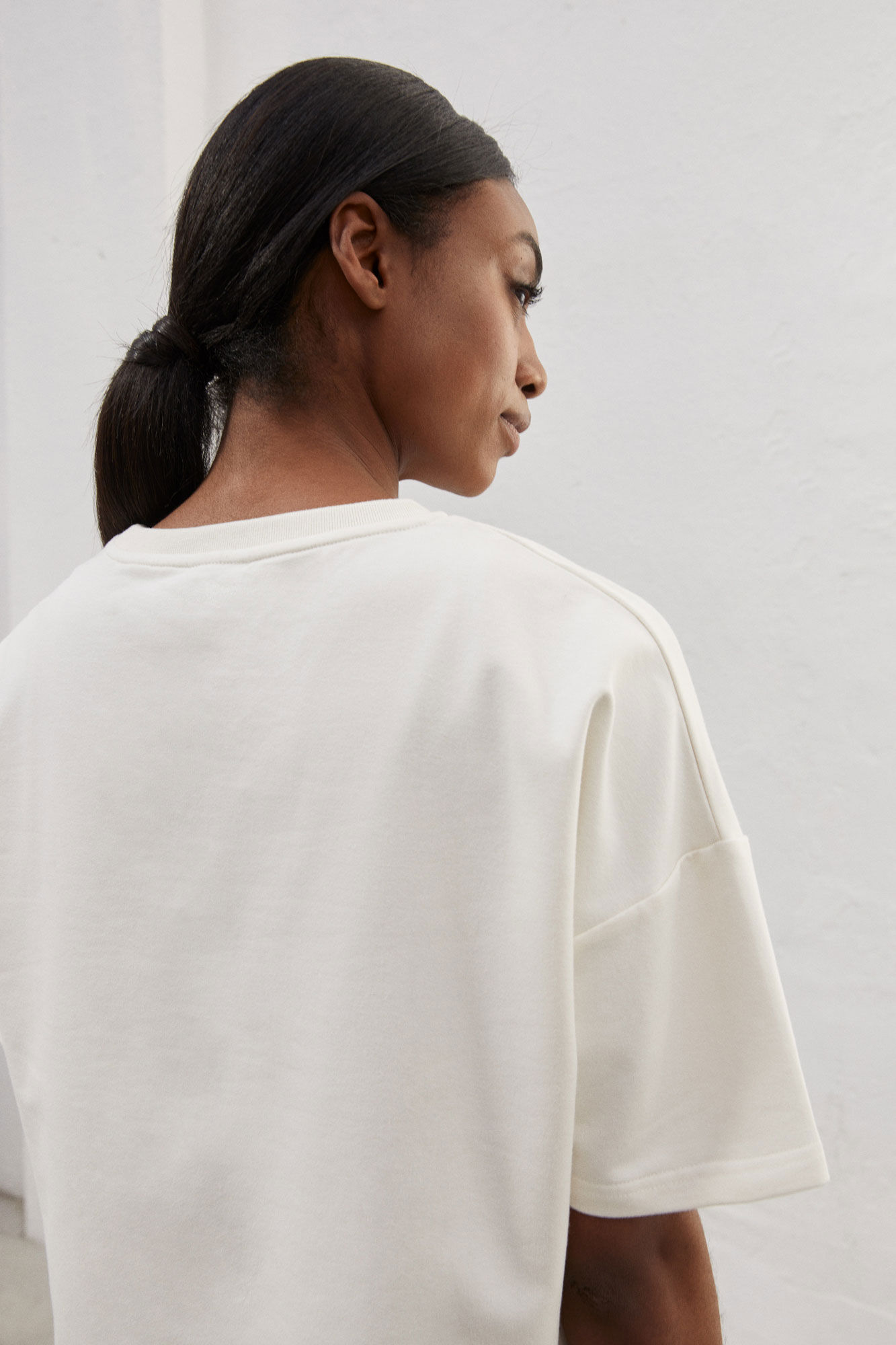 Camiseta branca cropped - bege