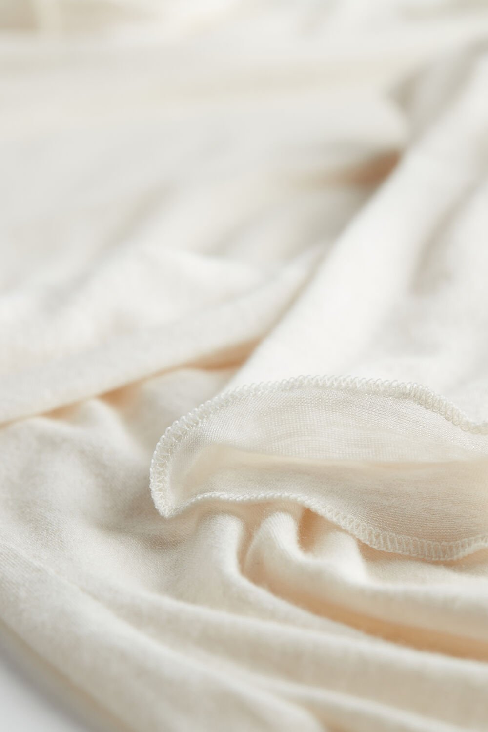Blusa ultraleve de gola alta em modal e cashmere