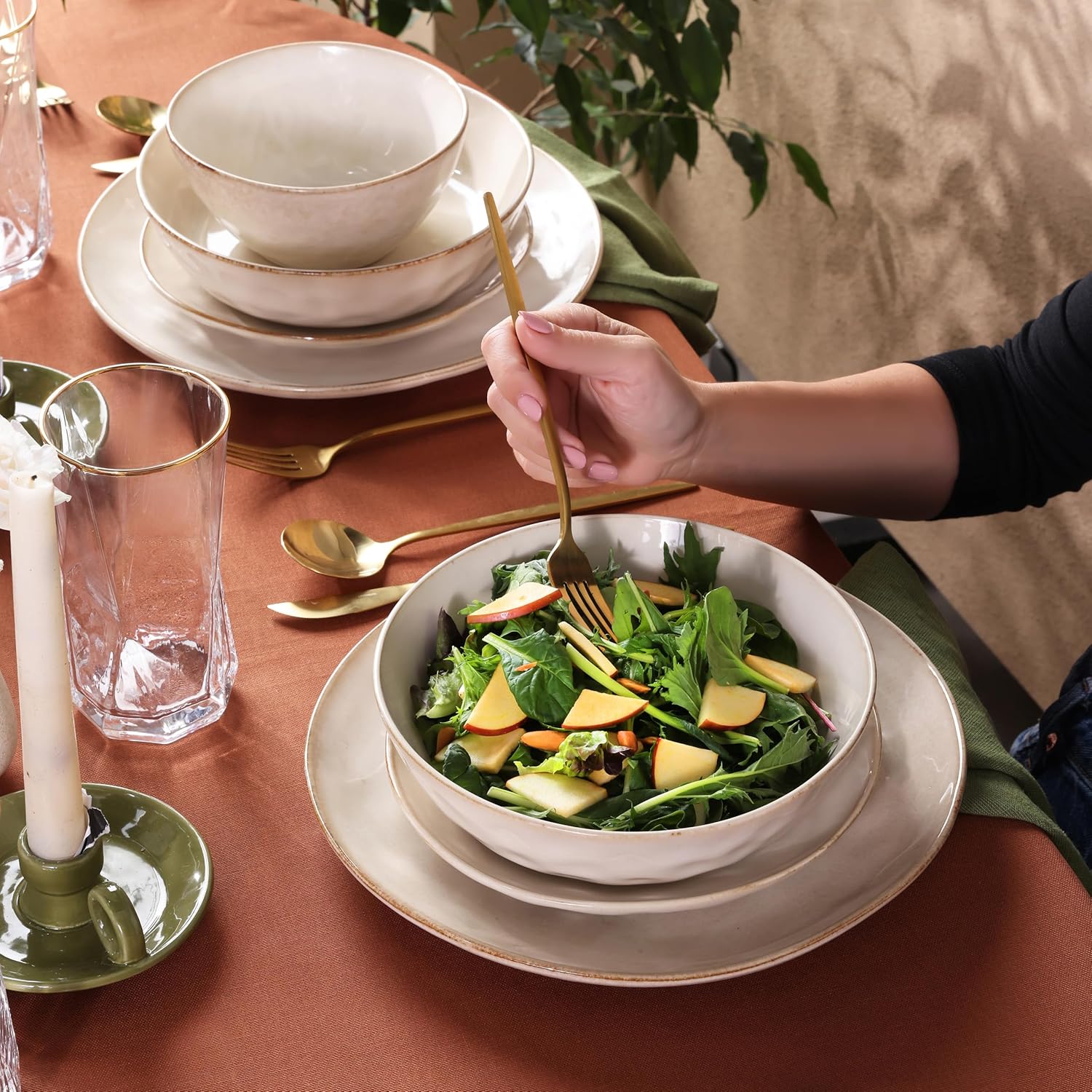Karaca Aria - Geschirrset 6 Personen Steingut, Teller Set 24 Teilig mit Servierplatte, Müslischalen, Frühstücksteller, Pasta Teller Tief, Essteller, Mikrowellen Steingut Geschirr Set - Beige