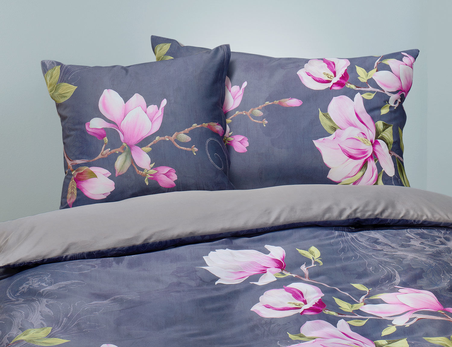 Bettwäsche in grau mit violettem Blumenmuster