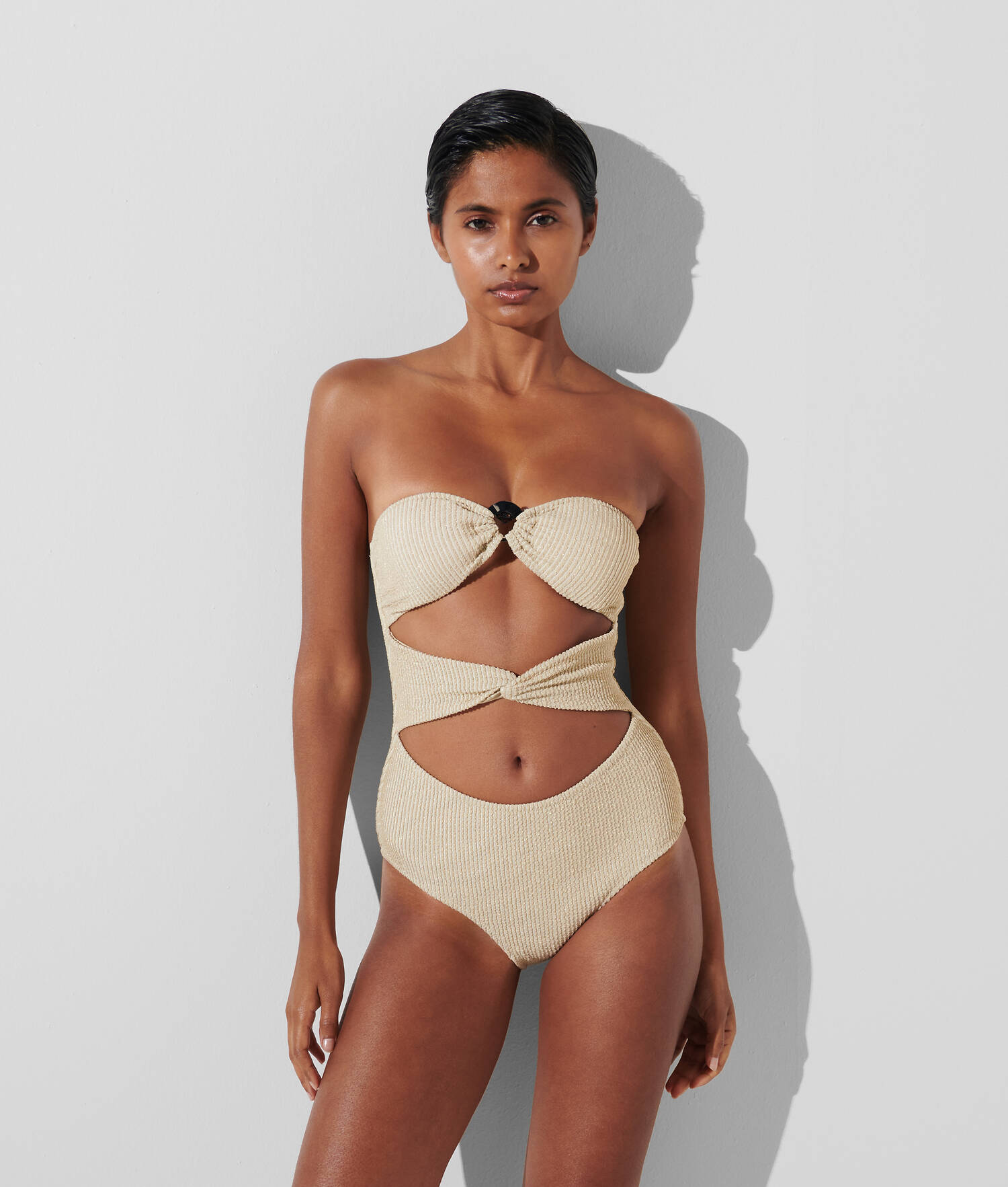 MAILLOT DE BAIN SANS BRETELLES EN LUREX AVEC BRELOQUE EN FORME D'ÉVENTAIL