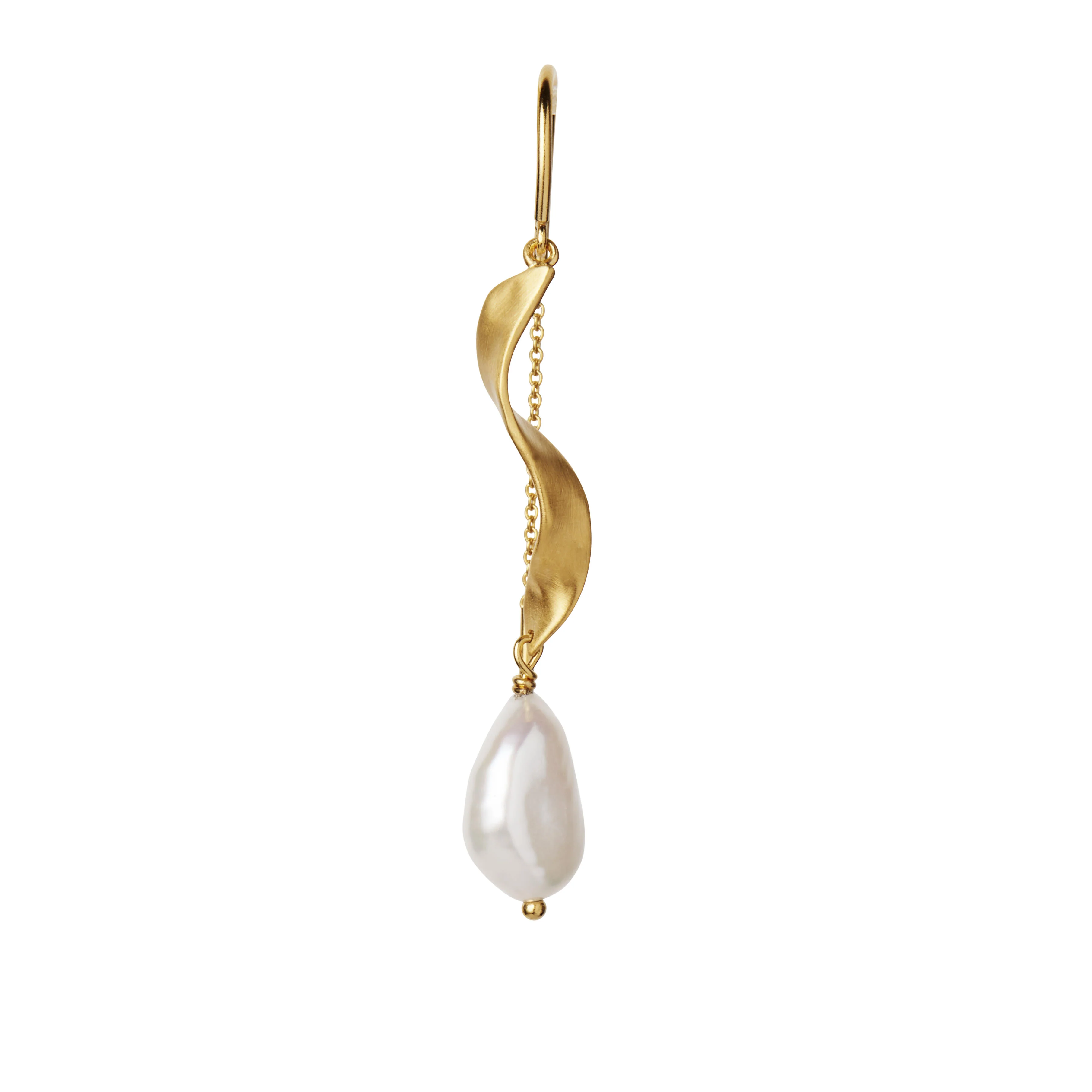 STINE A Jewelry  Long twisted with baroque pearl ørering  - forgyldt