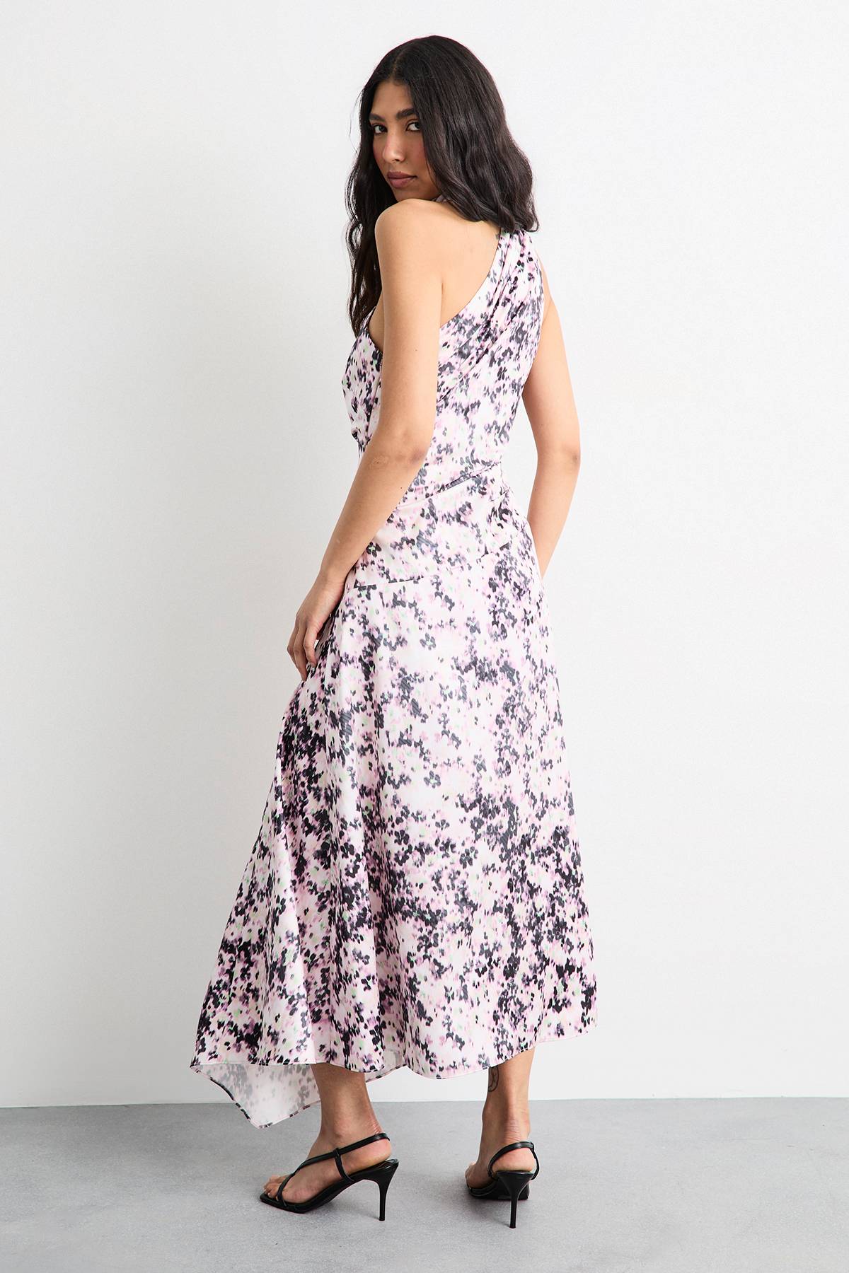 Warehouse Robe Maxi Asymétrique en Satin avec Foulard Noué Imprimé