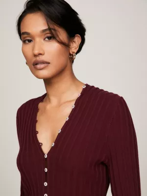 Vestido de malha justo com decote em V e botões