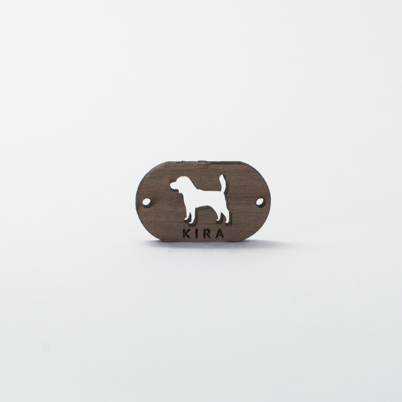 Pulseira de madeira personalizável com beagle em azul claro.
