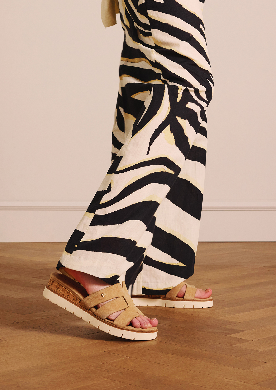 Beige suède sandalen