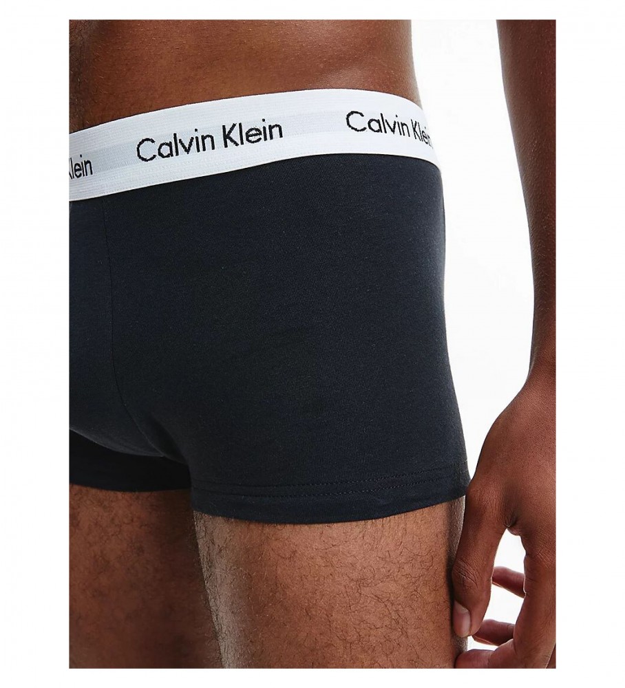 Cuecas boxer Calvin Klein de cintura baixa, em algodão elástico, pacote com 3 unidades, pretas.