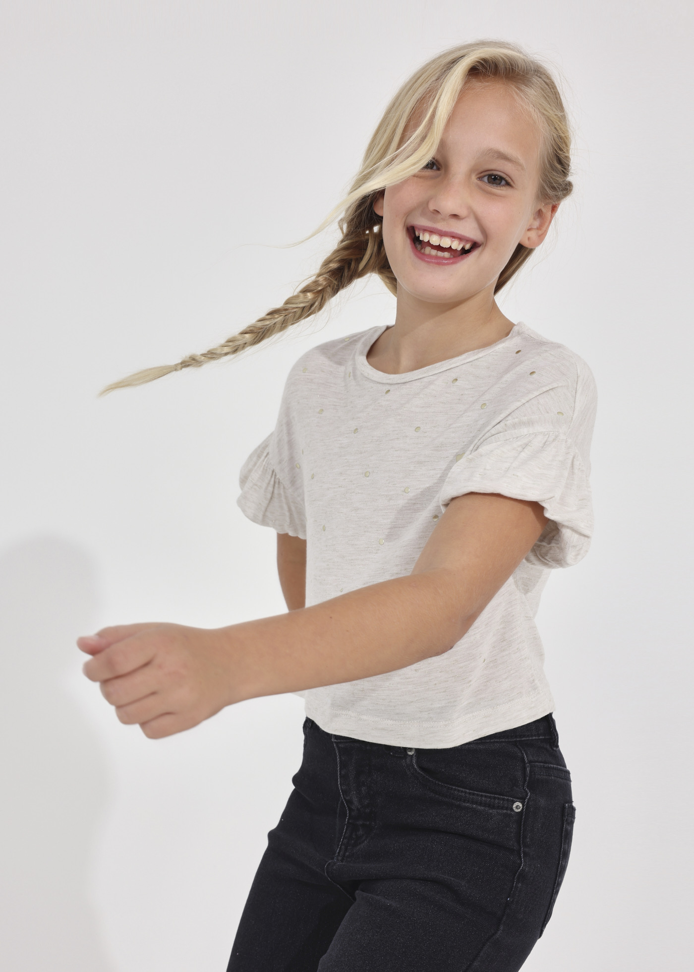 Camiseta de manga curta com tachas para meninas