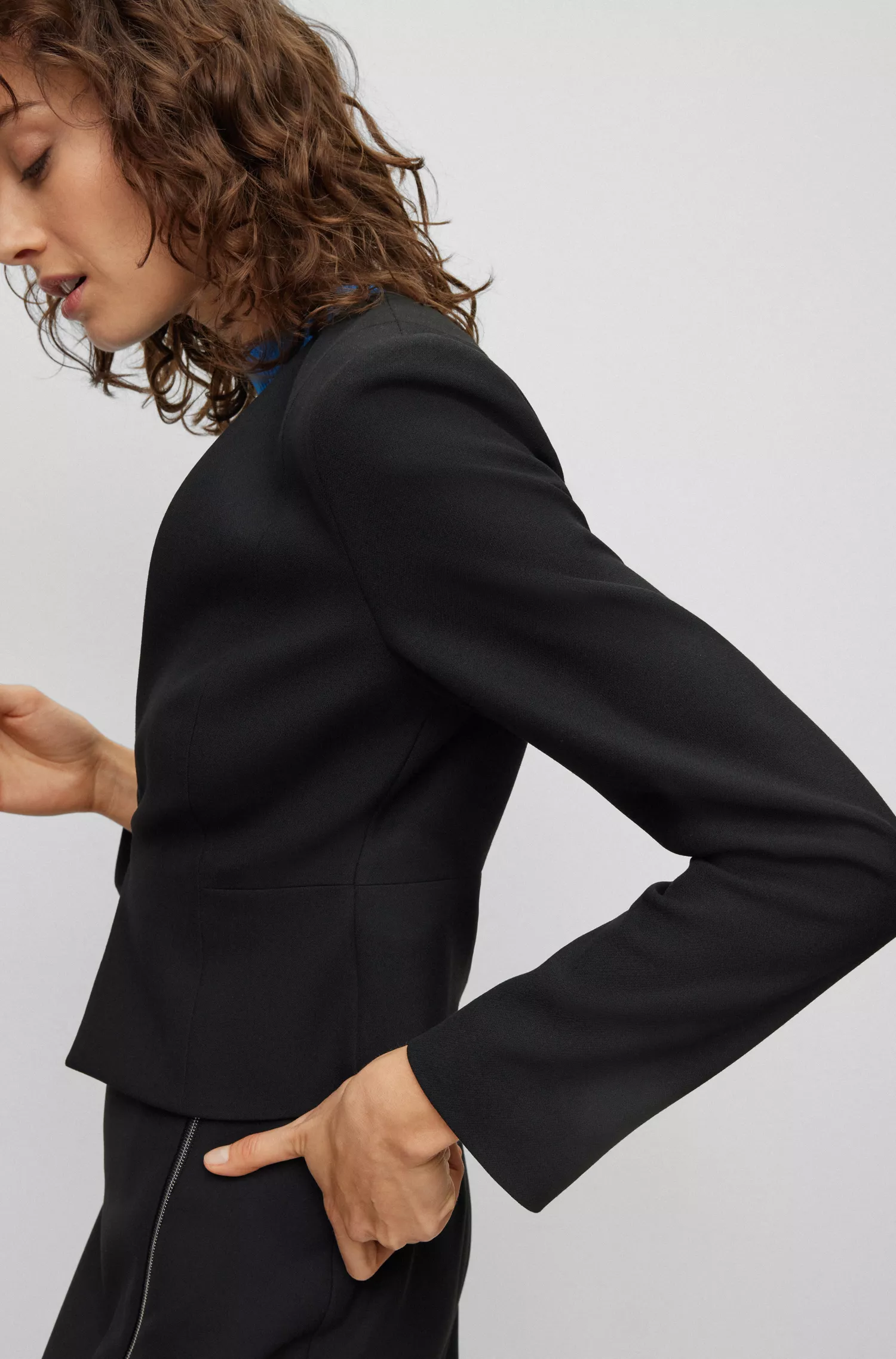 Jaqueta cropped BOSS preta, corte slim, em tecido elástico.
