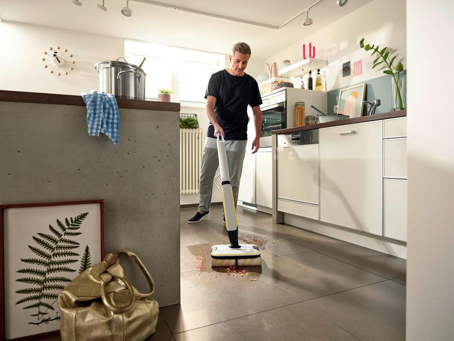 Kärcher Hartbodenreiniger FC 7 Cordless - elektrischer und kabelloser Bodenwischer für 135 qm - müheloses Reinigen bei nur 71 dB in einem Arbeitsgang, Weiß