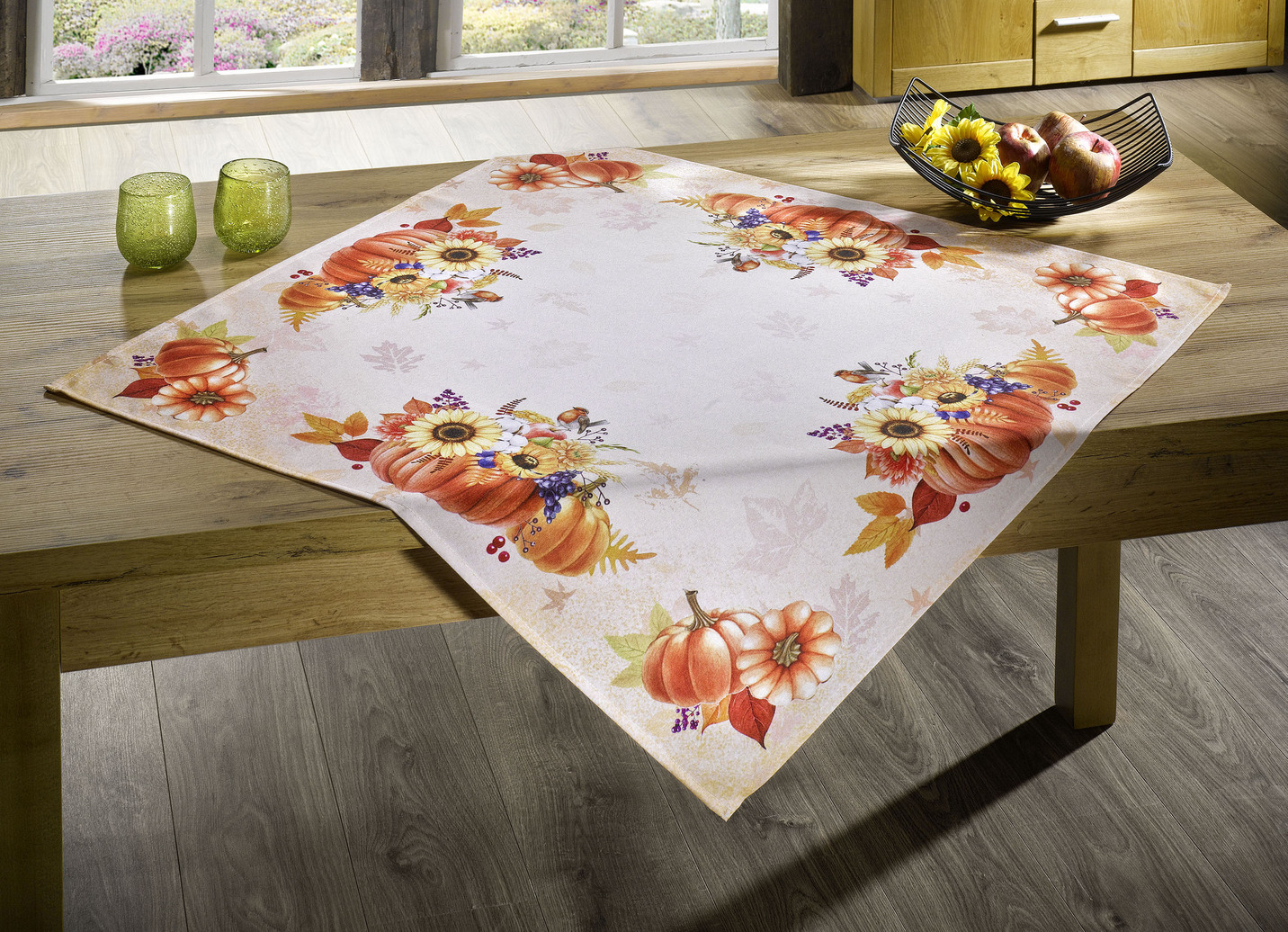 Tisch- und Raumdekoration mit herbstlichen Motiven