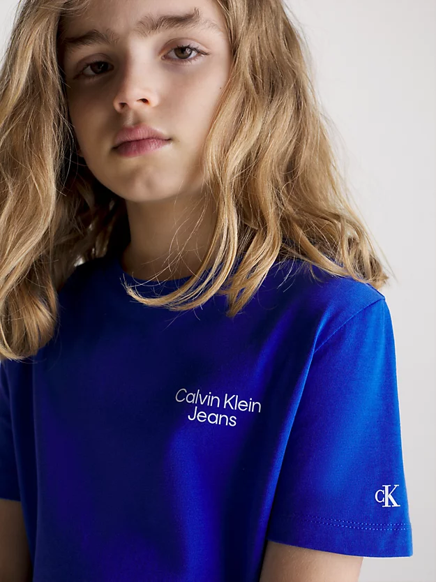 Camiseta com logotipo