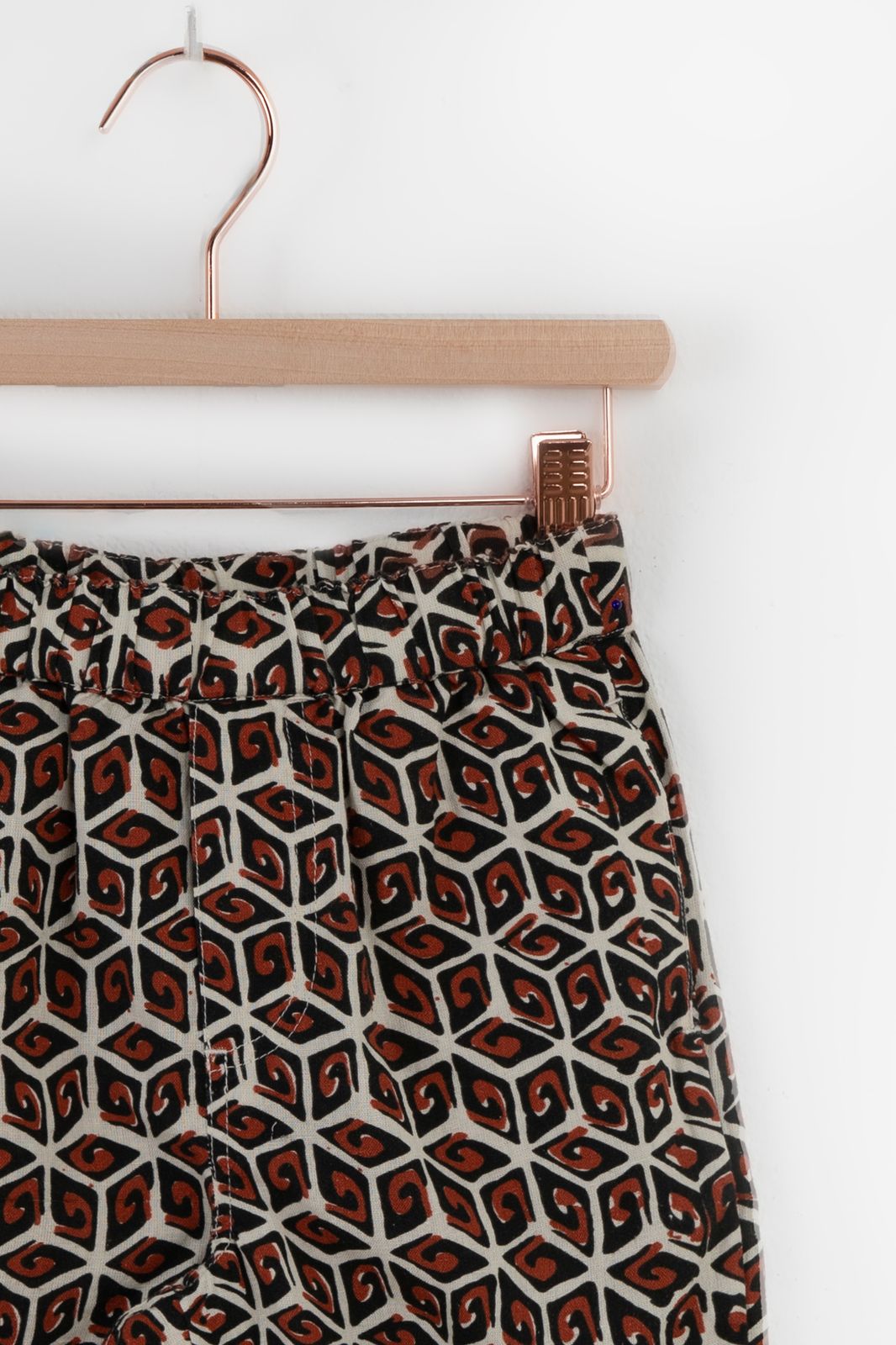 Donkerrode shorts met geometrisch patroon