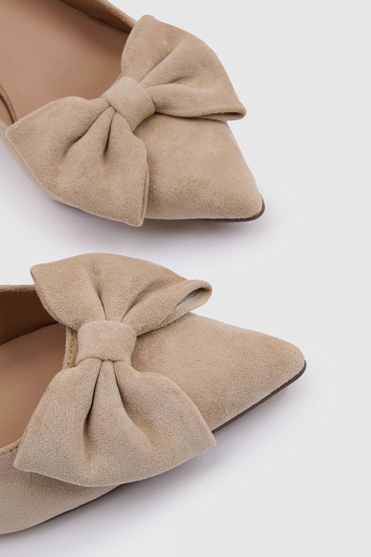 Oasis Dora Escarpins À Talon Aiguille Moyen Avec Nœud En Synthétique Synthétique Et Bride Arrière