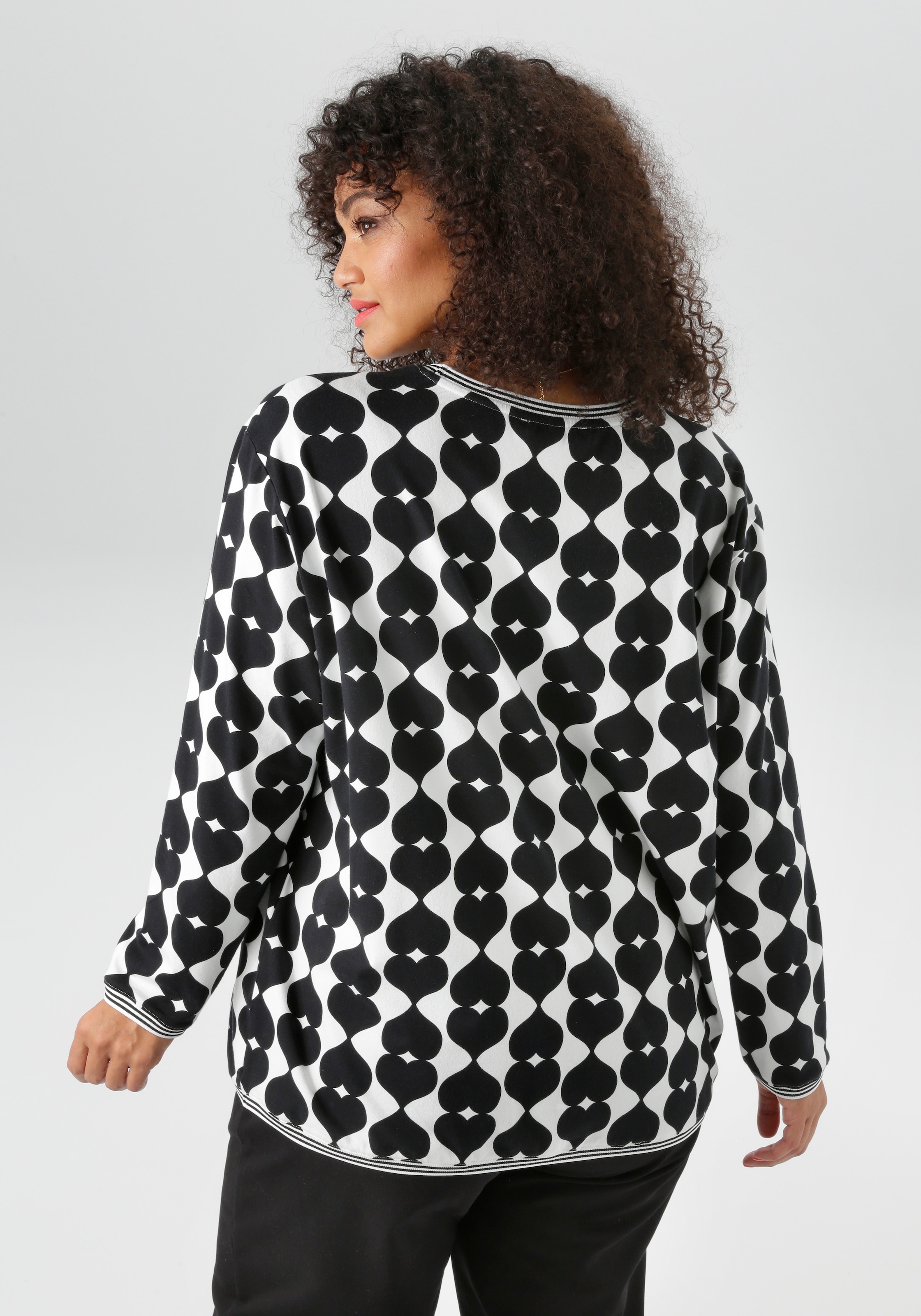 Aniston PLUS Sweatshirt , mit grossflächigem, Herzdruck - NEUE KOLLEKTION