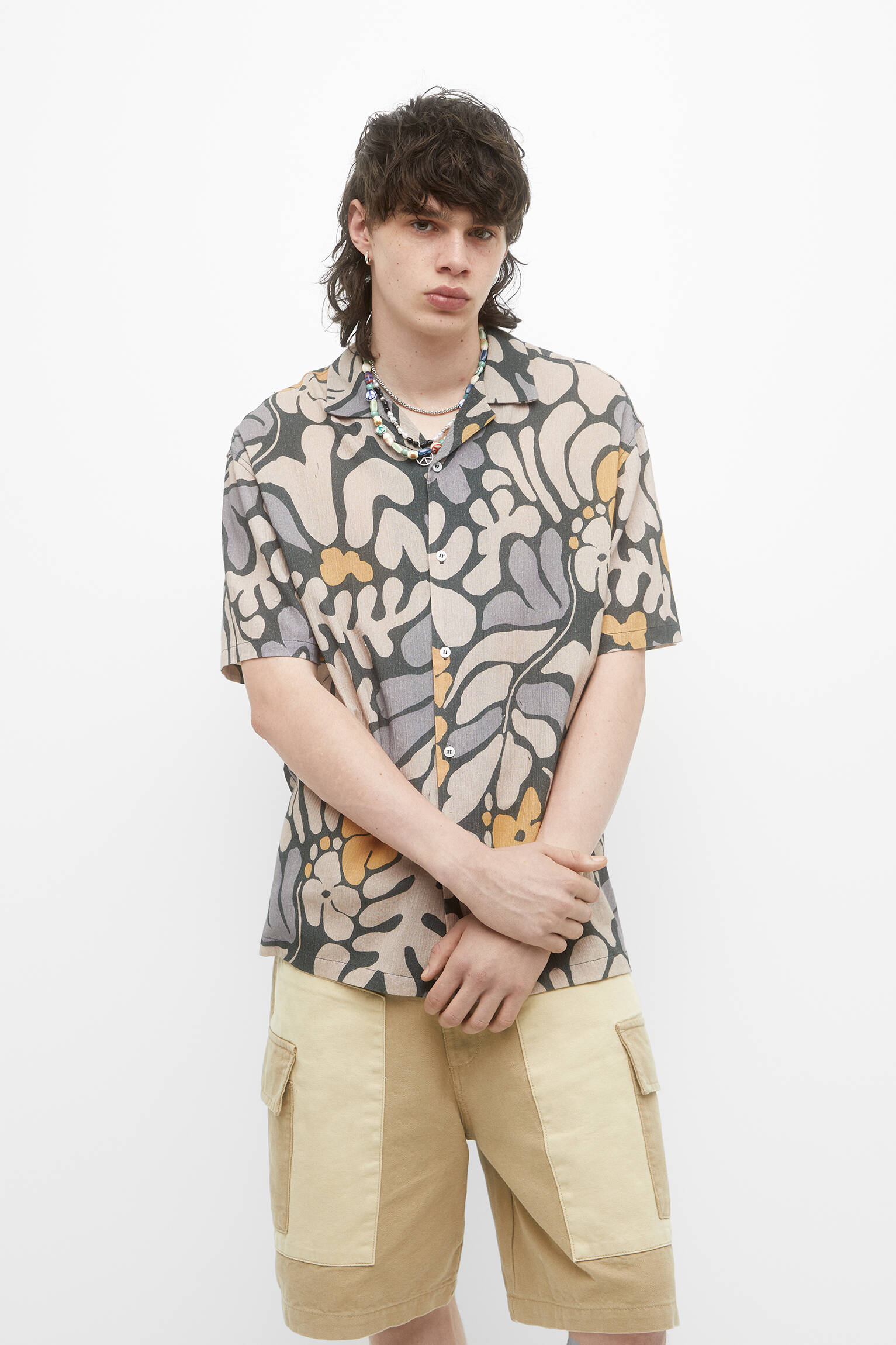 CAMISA FLORAL DE MANGA CURTA - PRETA