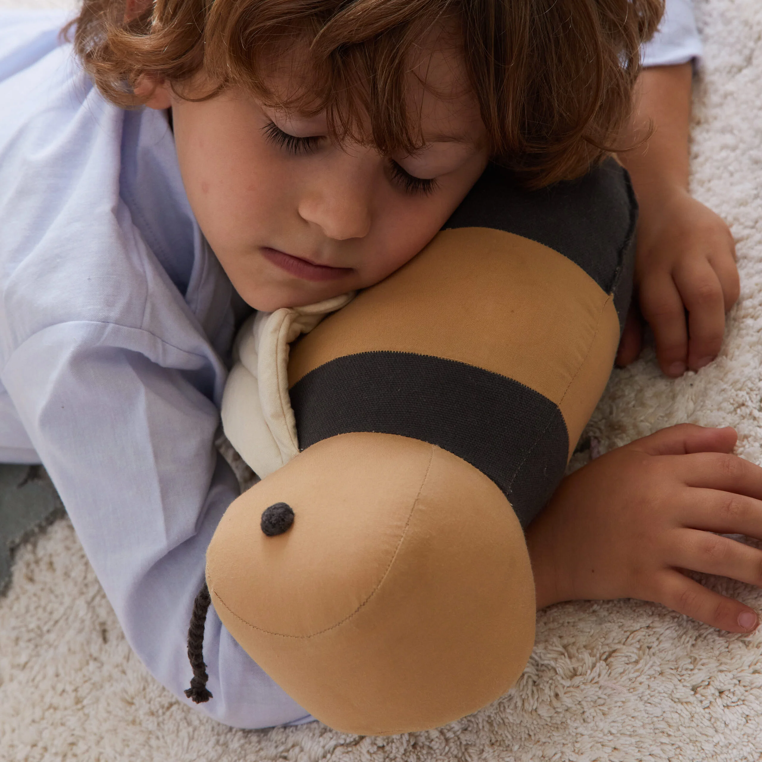 BUZZY BEE - Coussin enfant en coton en forme d'abeille | Doré