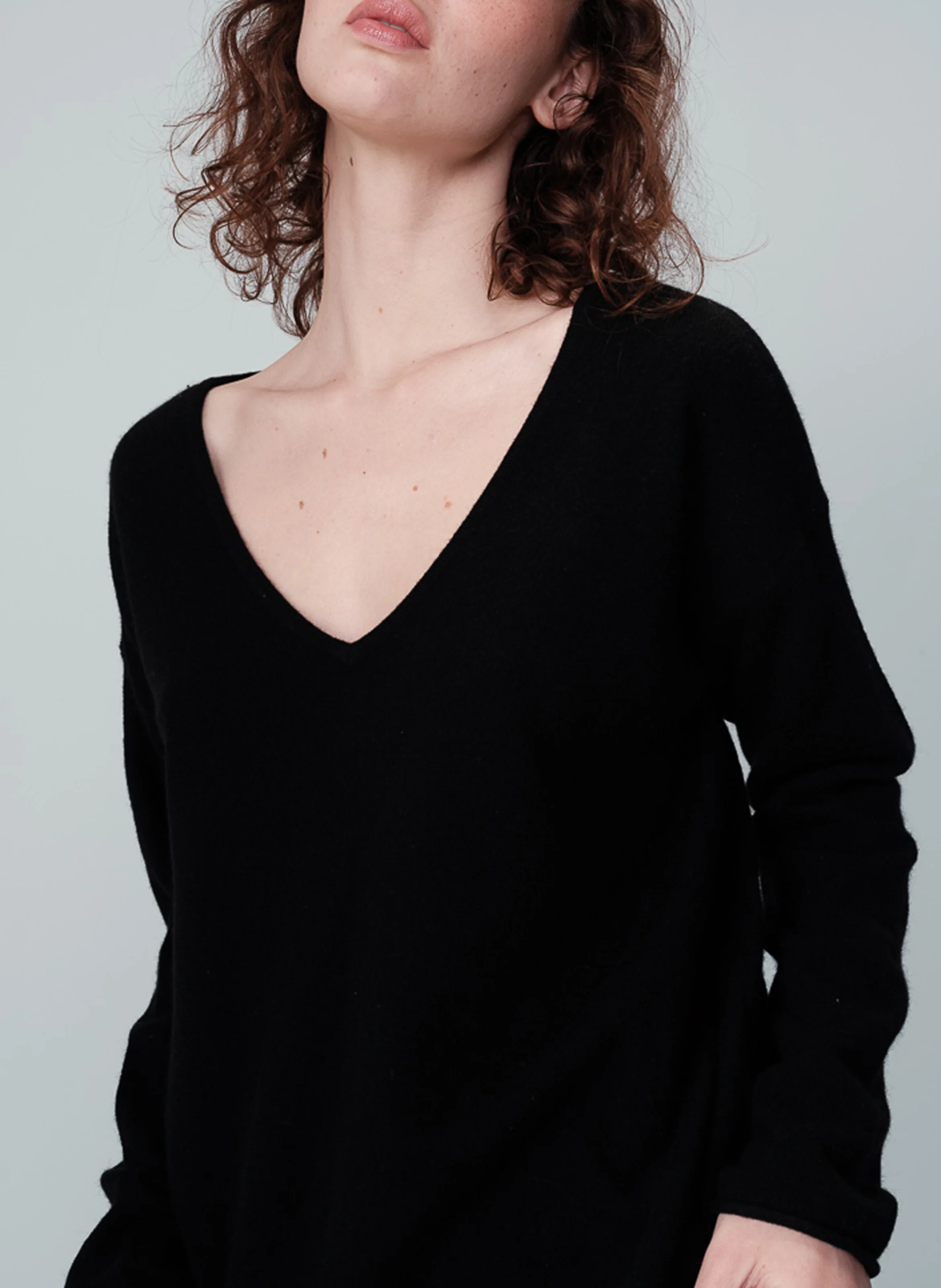 NAO - Pull col V ample en laine et cachemire mélangée | Noir