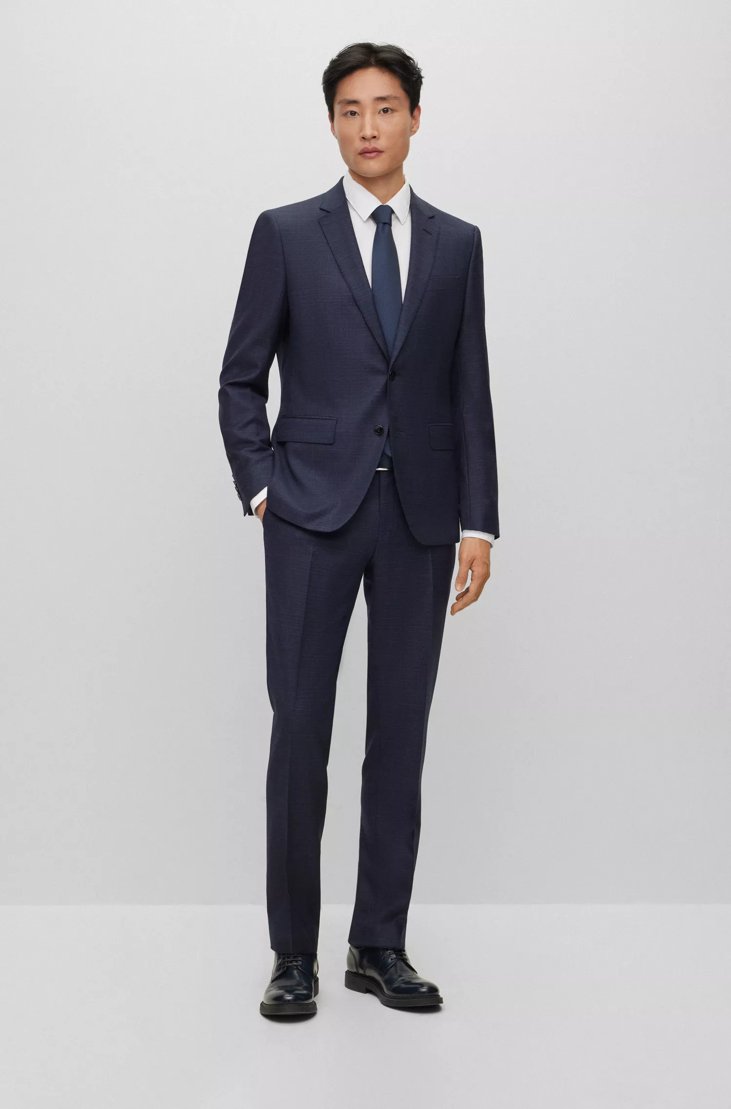 Terno BOSS preto slim fit em lã elástica xadrez.